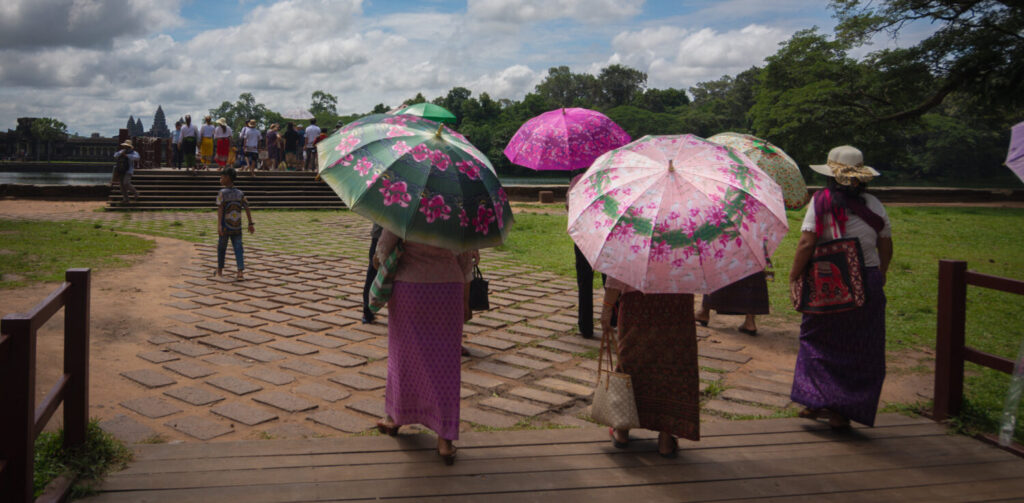 Mujeres en las puertas de Angkor Wat. camboya