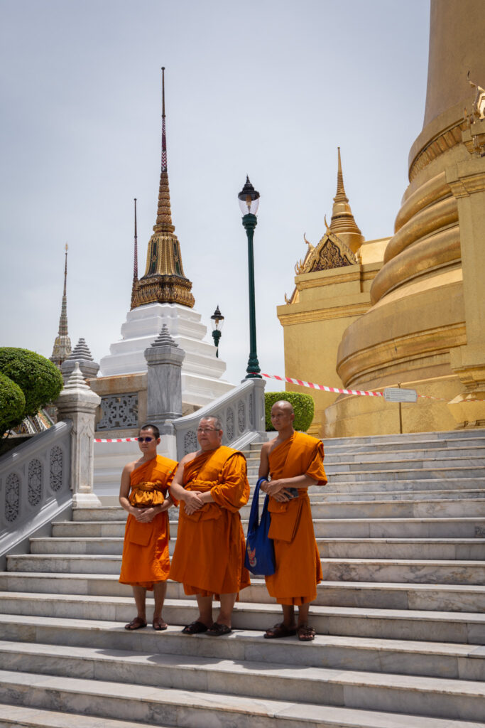 Monjes en templo Tailandia.